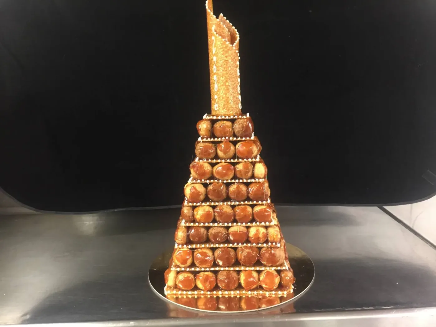 Pièce montée en choux caramélisés montée au laboratoire